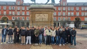 Groß (Kursfahrt Madrid 26 Plaza Mayor Gruppenfoto)